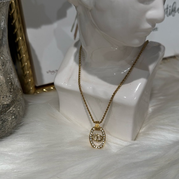 ✨Christian Dior Vintage Gold Tone CD Logo Oval
Pendant Necklace with Rhinestones - Picture 8 of 17